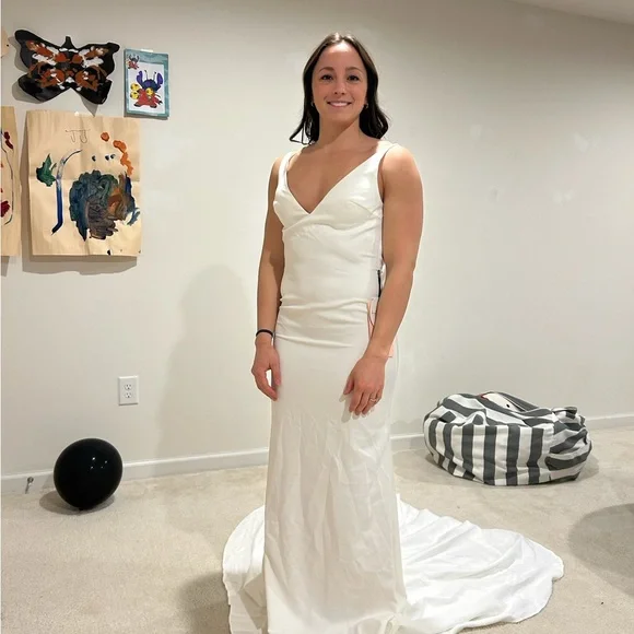 Elegant White Sleeveless Dress - Picture 4 of 7